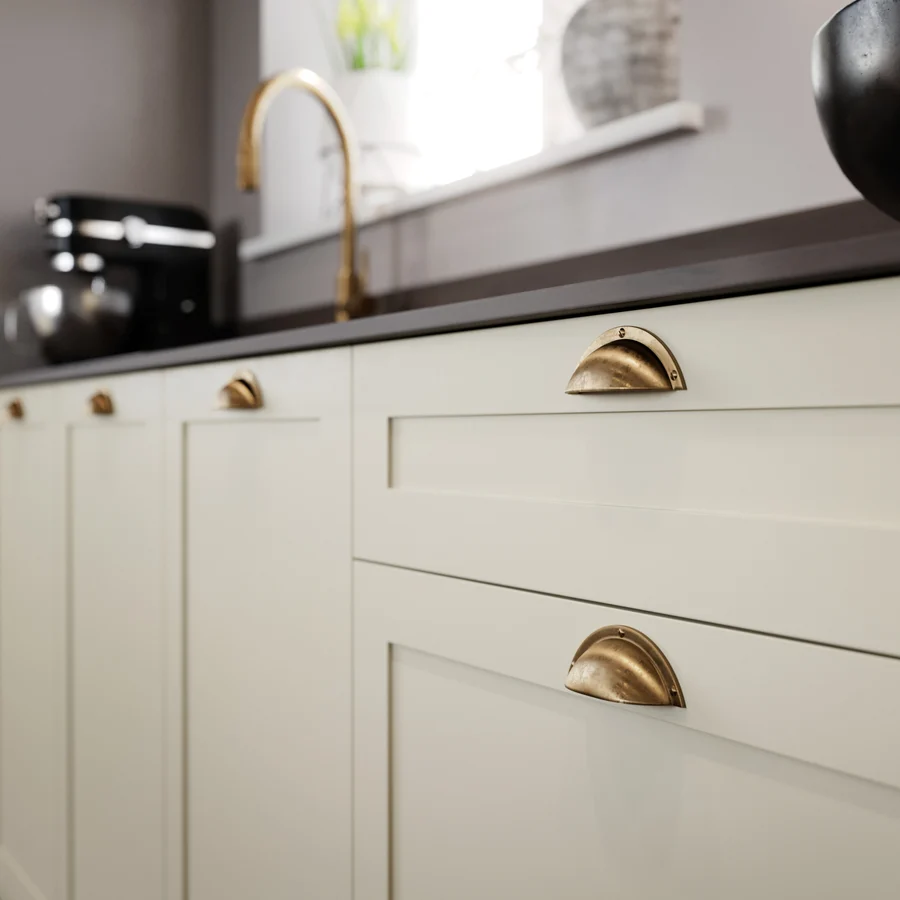 Navia kitchen by Layman: Slab and 5 cm framed fronts in one kitchen, open units and glazed cabinets (View 2)