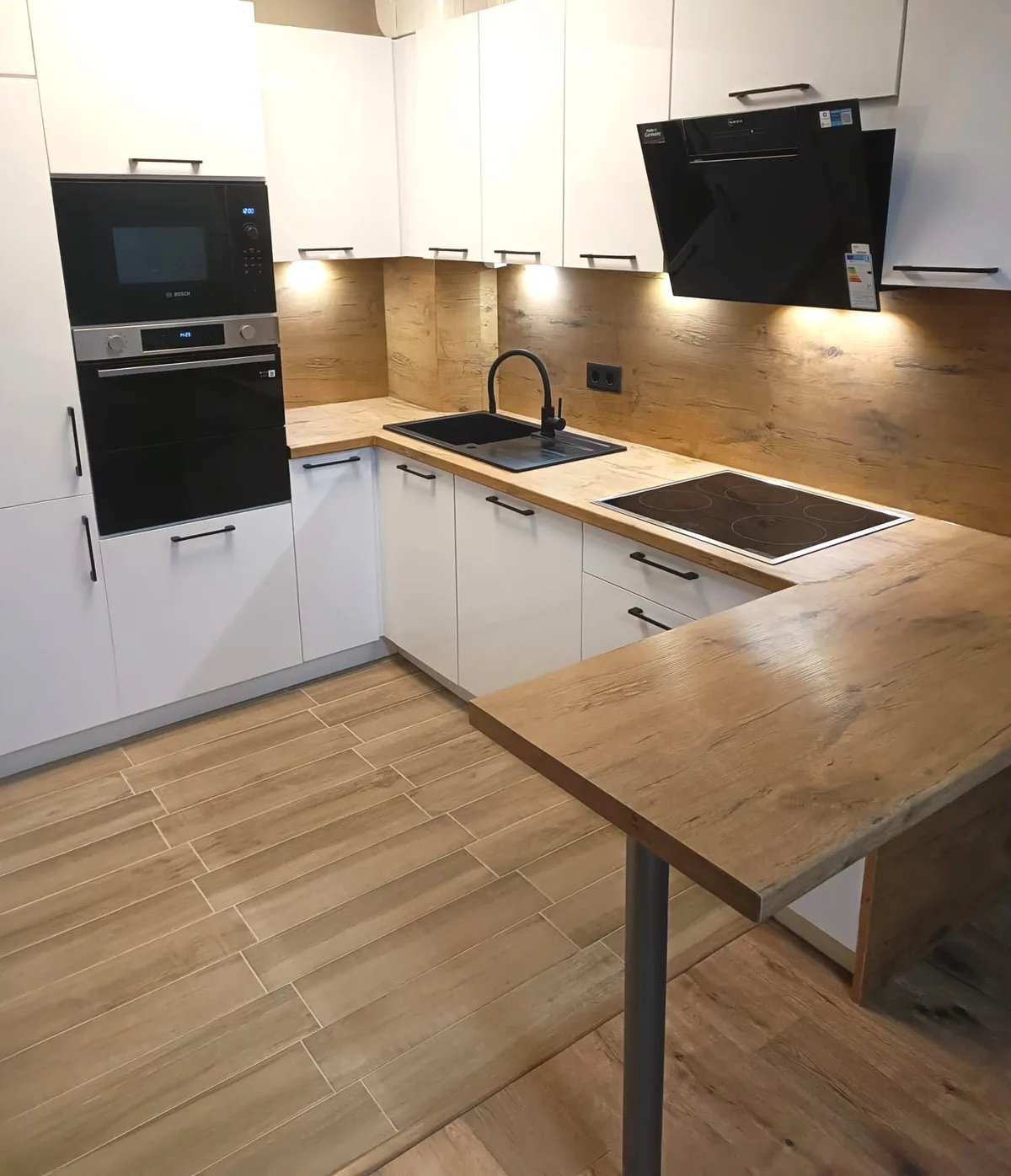 U-förmige Küche in Weiß und Eiche-Optik mit Hochschrank für Mikrowelle und Backofen