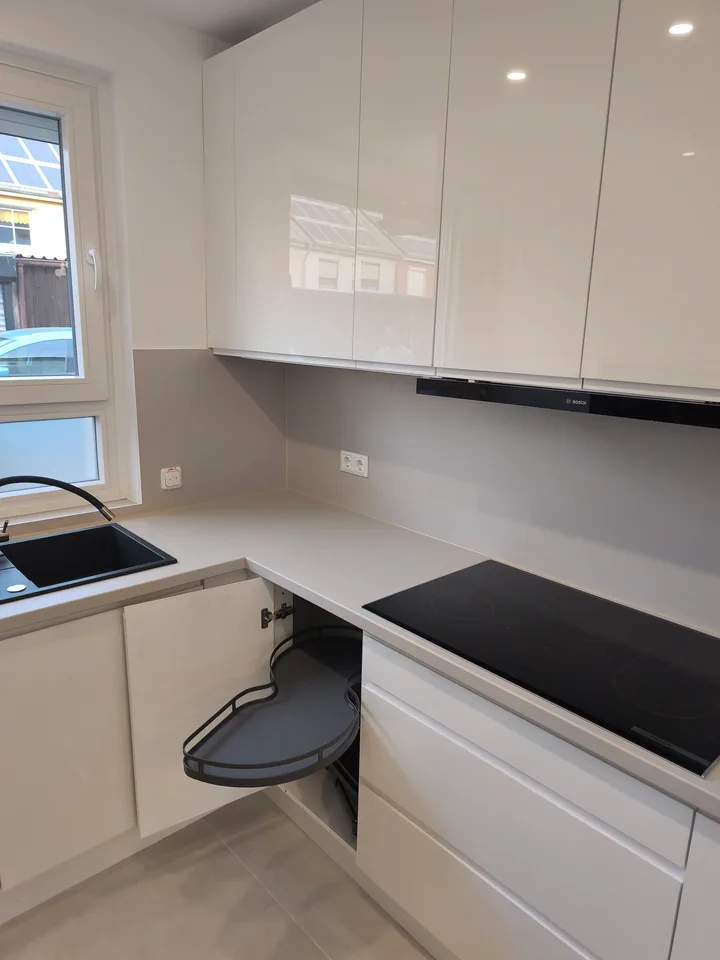 Open corner unit with pull-out shelves next to the cooking area